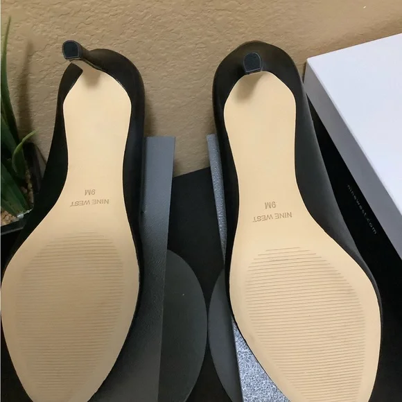 Nine West Black Leather Dylan Pumps size 9 - Picture 4 of 5